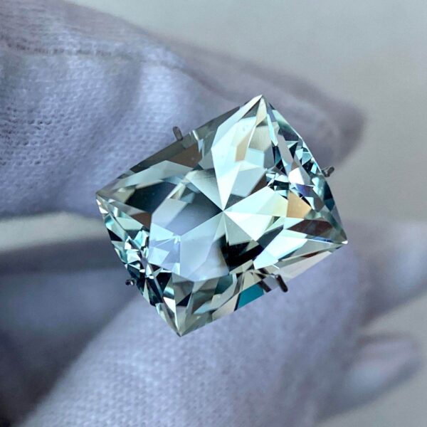 15.09x12.27x9.65mm precision-cut natural topaz facet