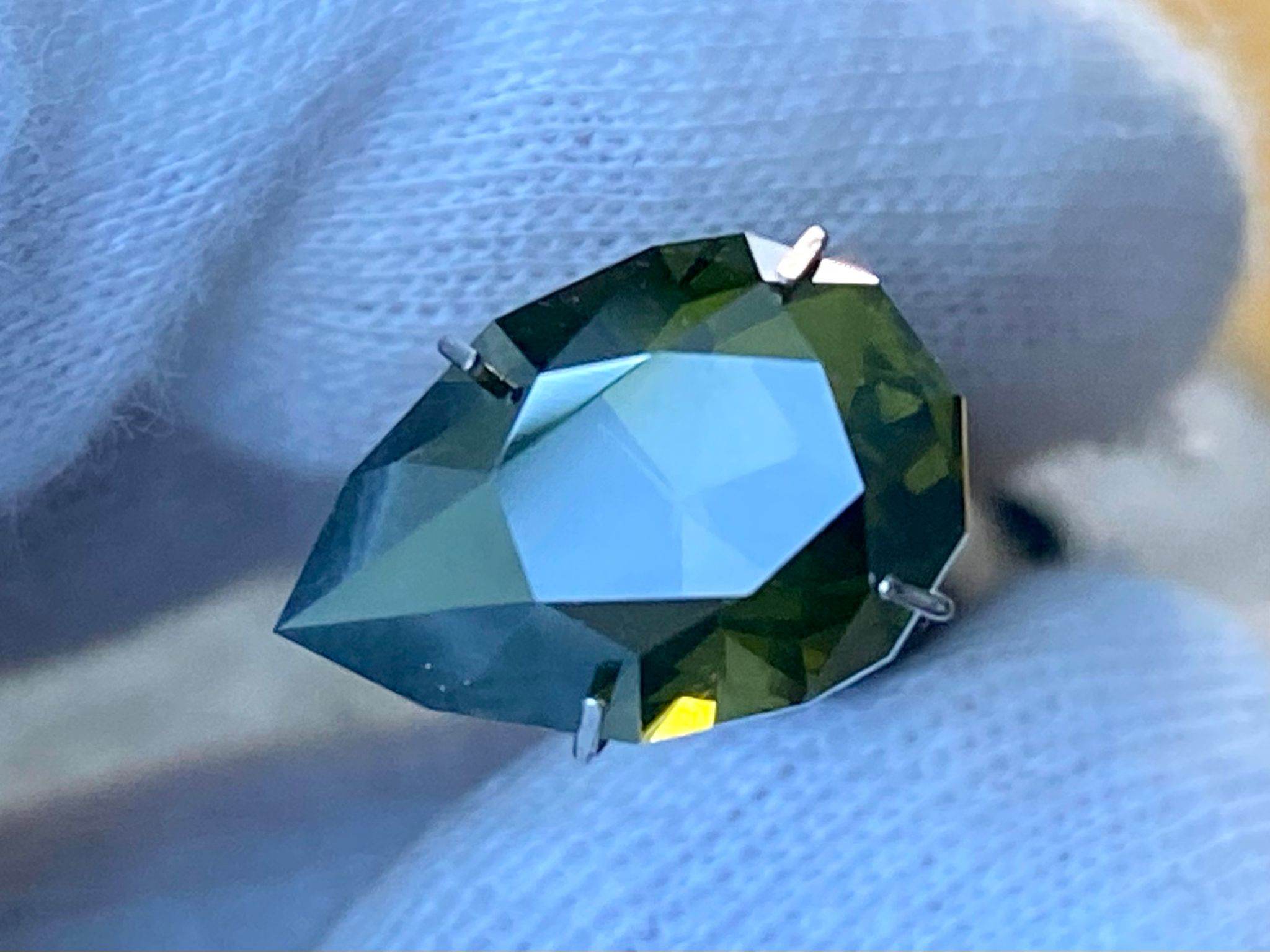 14.28x9.42x7.91mm precision-cut green zircon facet - Image 2