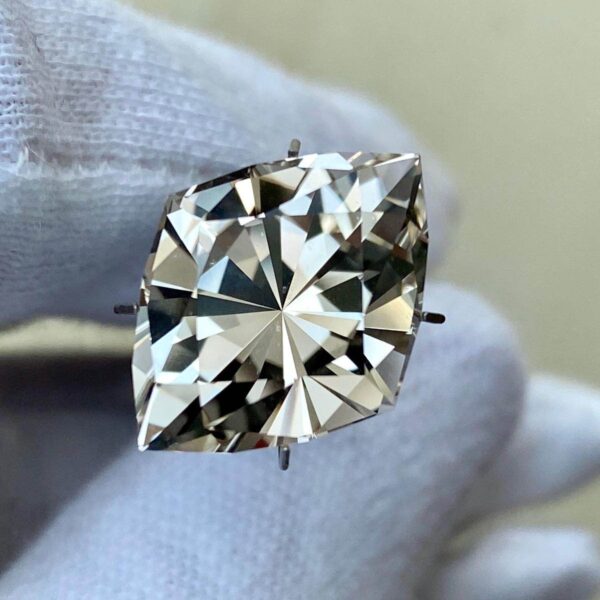 17.60x13.64x10.70mm precision-cut natural topaz facet