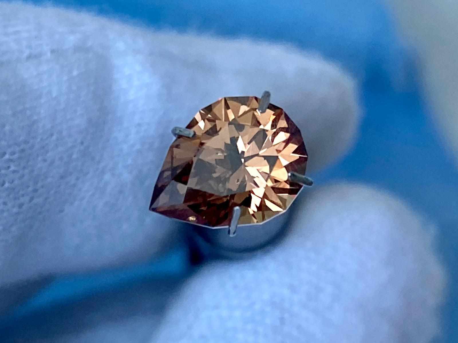 9.27x7.07x4.91mm precision-cut colour change garnet facet - Image 3