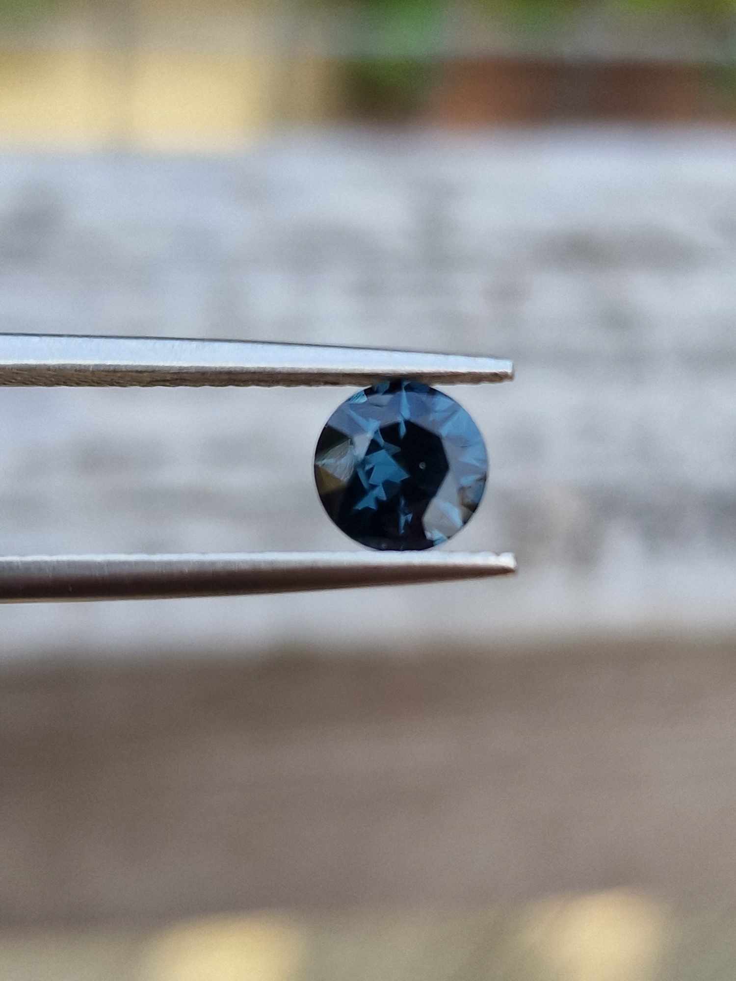 5.77x3.42mm round-cut spinel facet