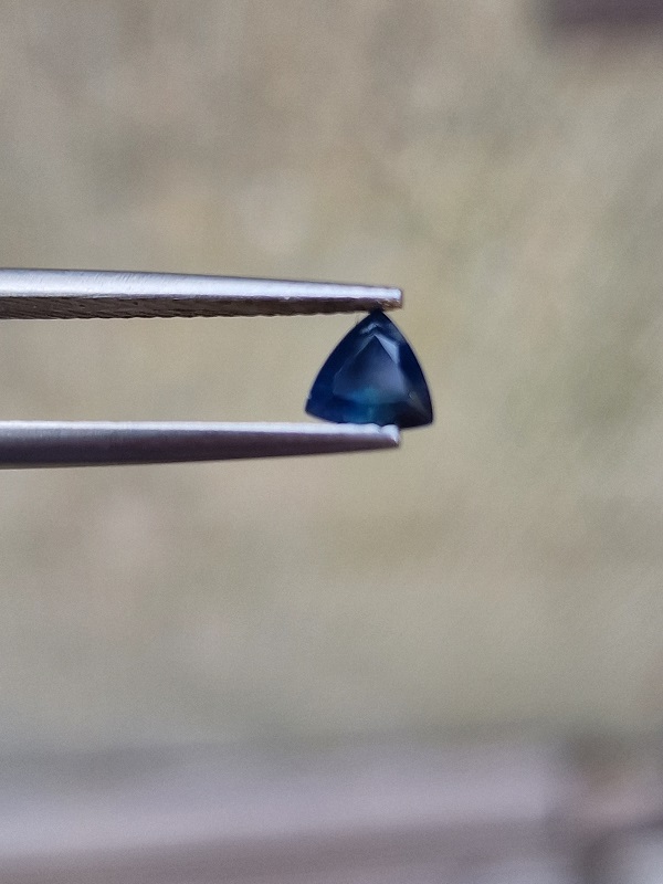 4.52x4.50x2.65mm Australian trillion parti sapphire facet