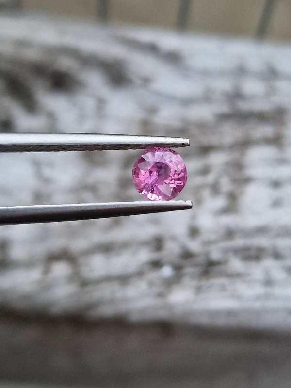 5.06x3.72mm round NATURAL Sri-Lankan sapphire facet