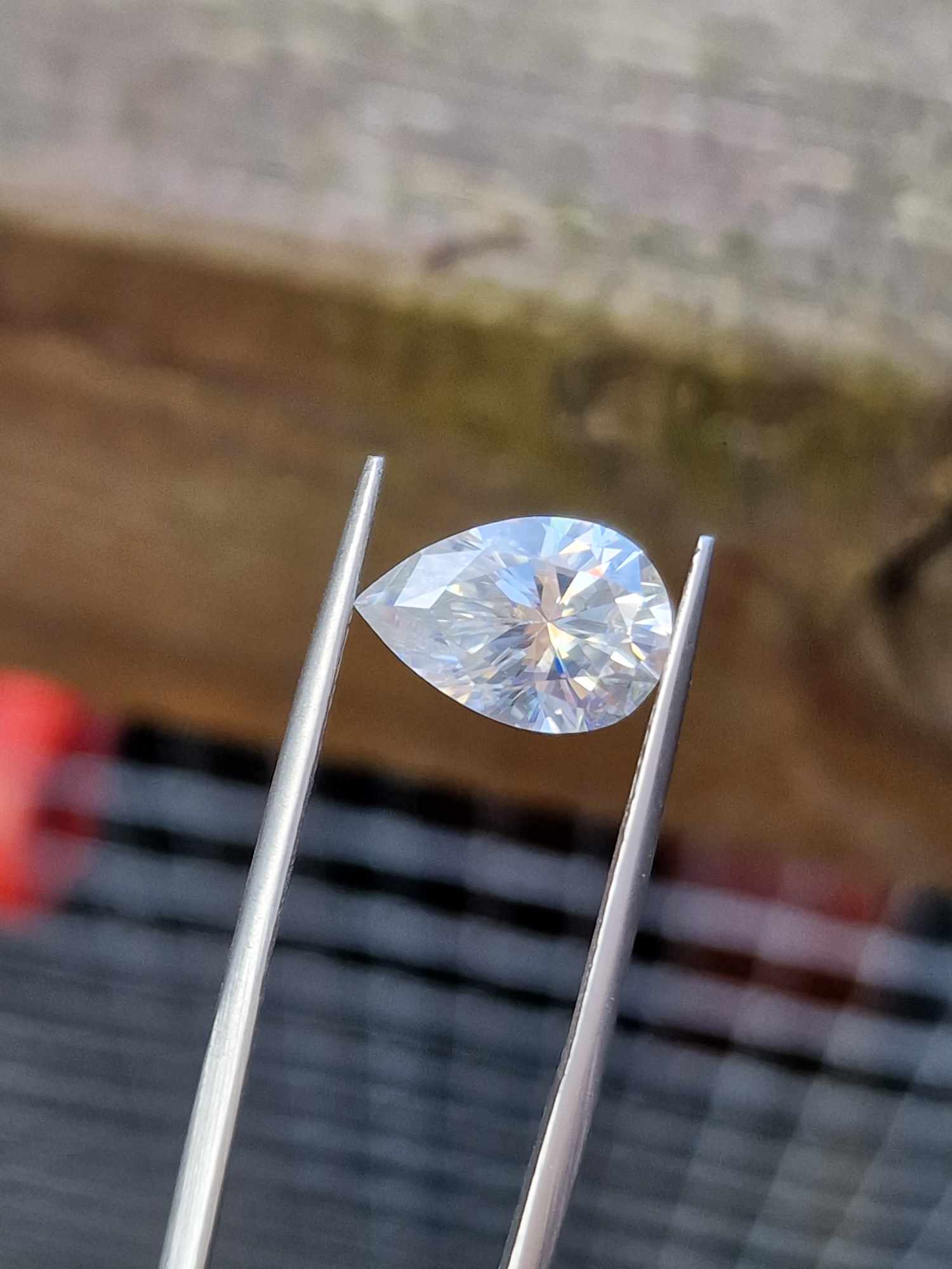 10x7mm pear-cut bright white moissanite facet