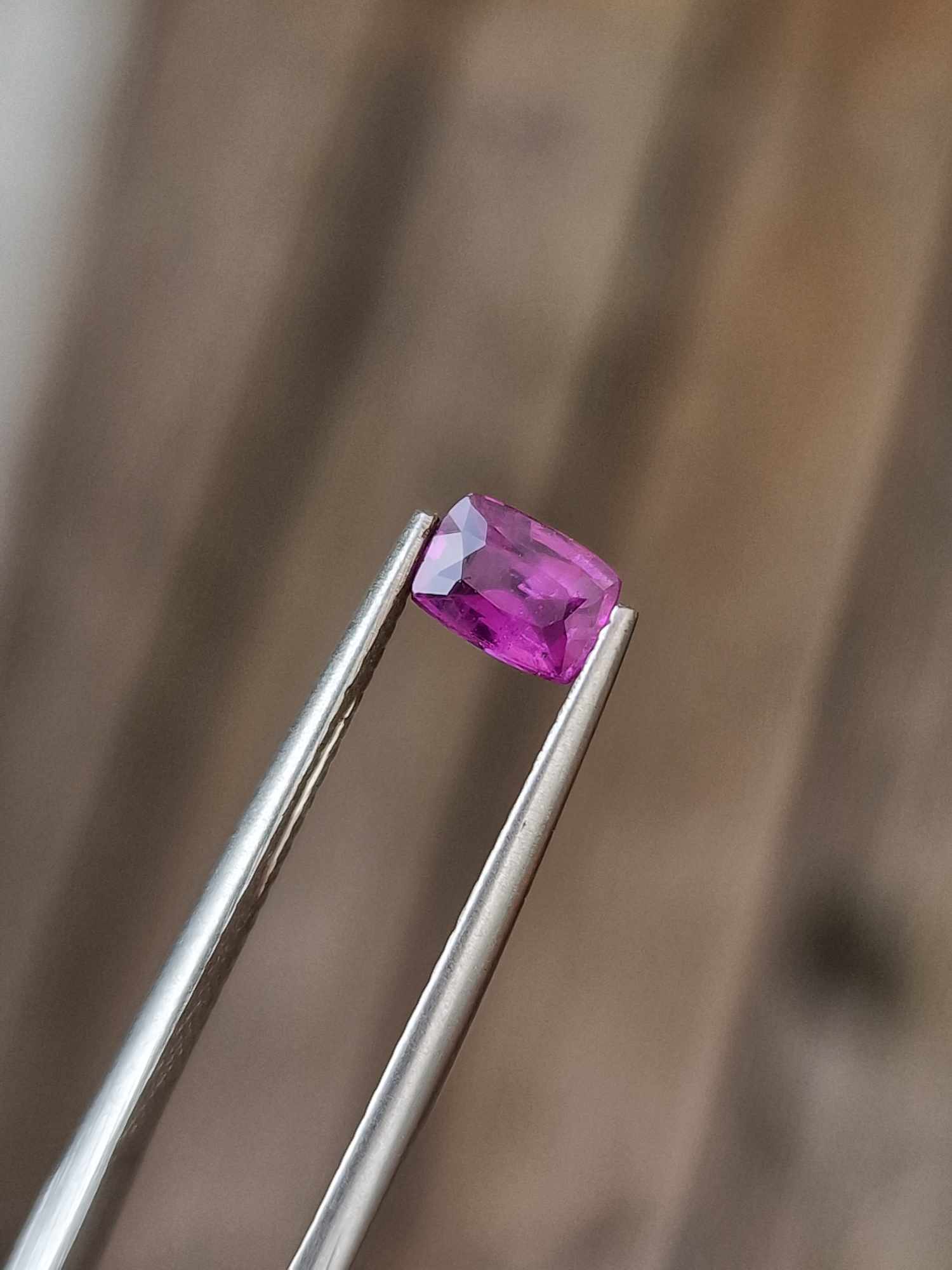 5.77x4.04x2.45mm NATURAL Sri-Lankan sapphire facet