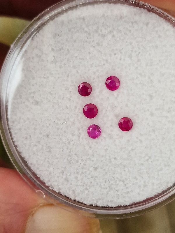 0.8ct parcel of natural pink sapphire facets from Sri-Lanka