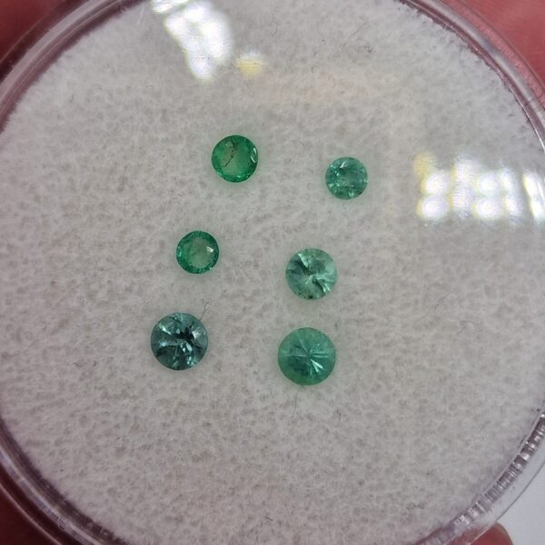 1ct parcel of 2.90-3.98mm round-cut Brazilian emerald facets