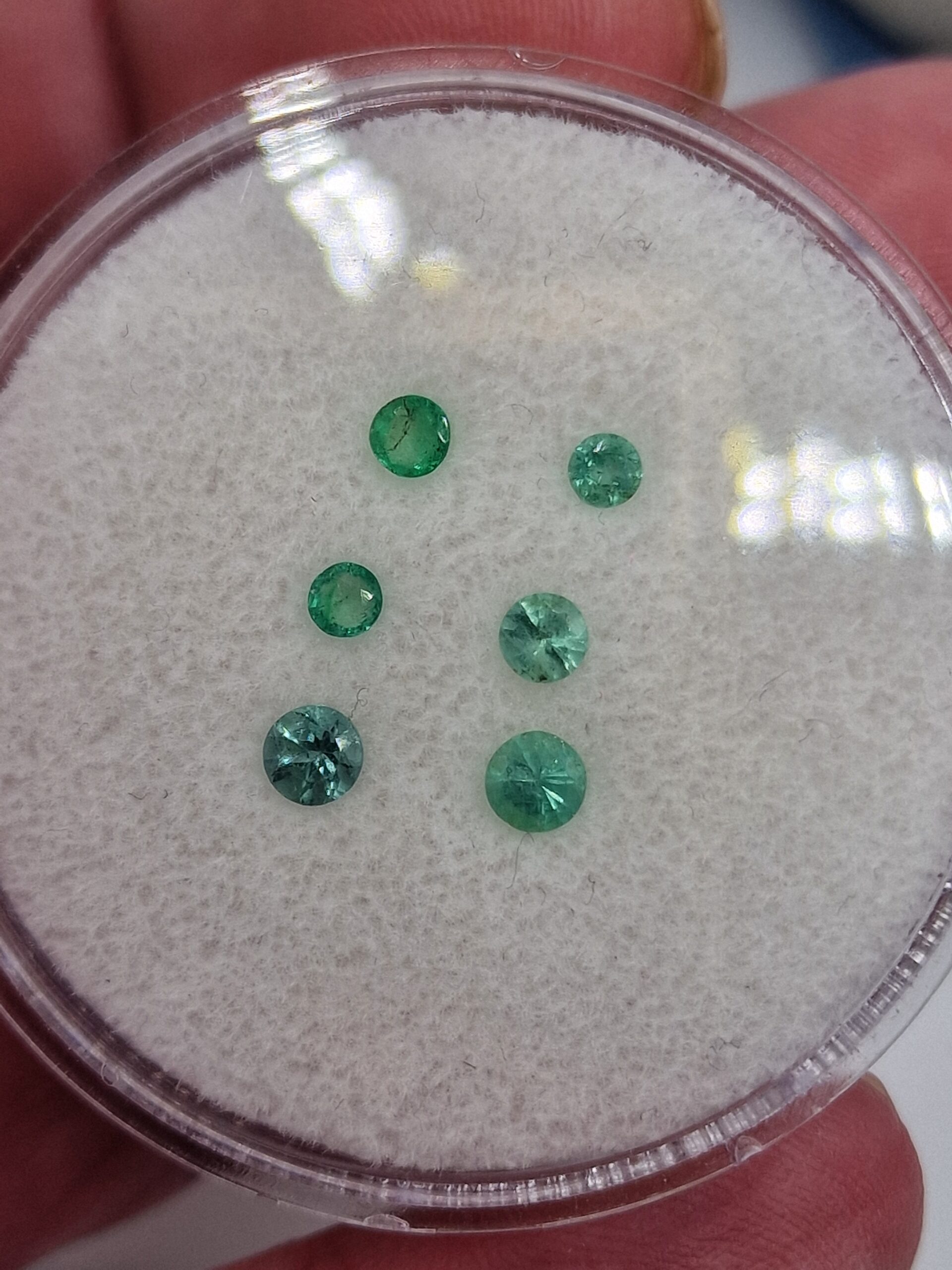 1ct parcel of 2.90-3.98mm round-cut Brazilian emerald facets