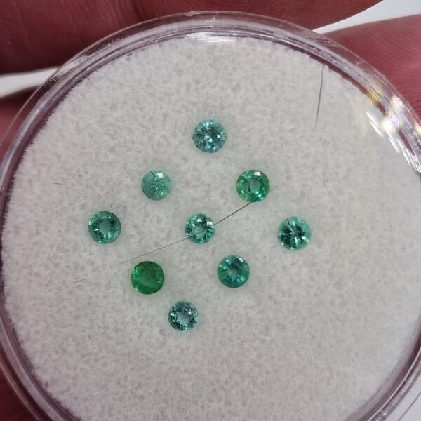 1ct parcel of 2.84-3.15mm round-cut Brazilian emerald facets
