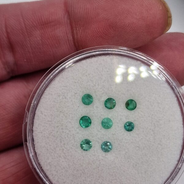 1ct parcel of 2.81-3.23mm round-cut Brazilian emerald facets