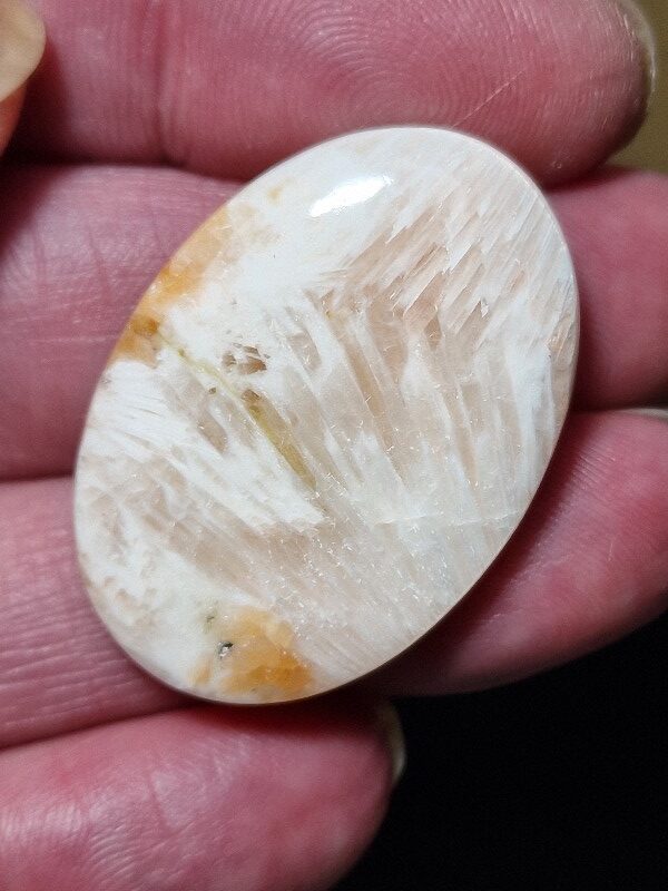 35x25mm scolecite cabochon