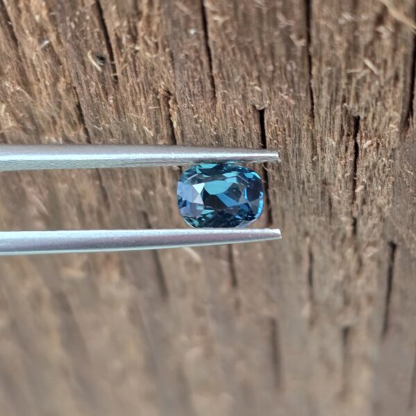 6.23x4.89x3.71mm Sri-Lankan teal sapphire facet