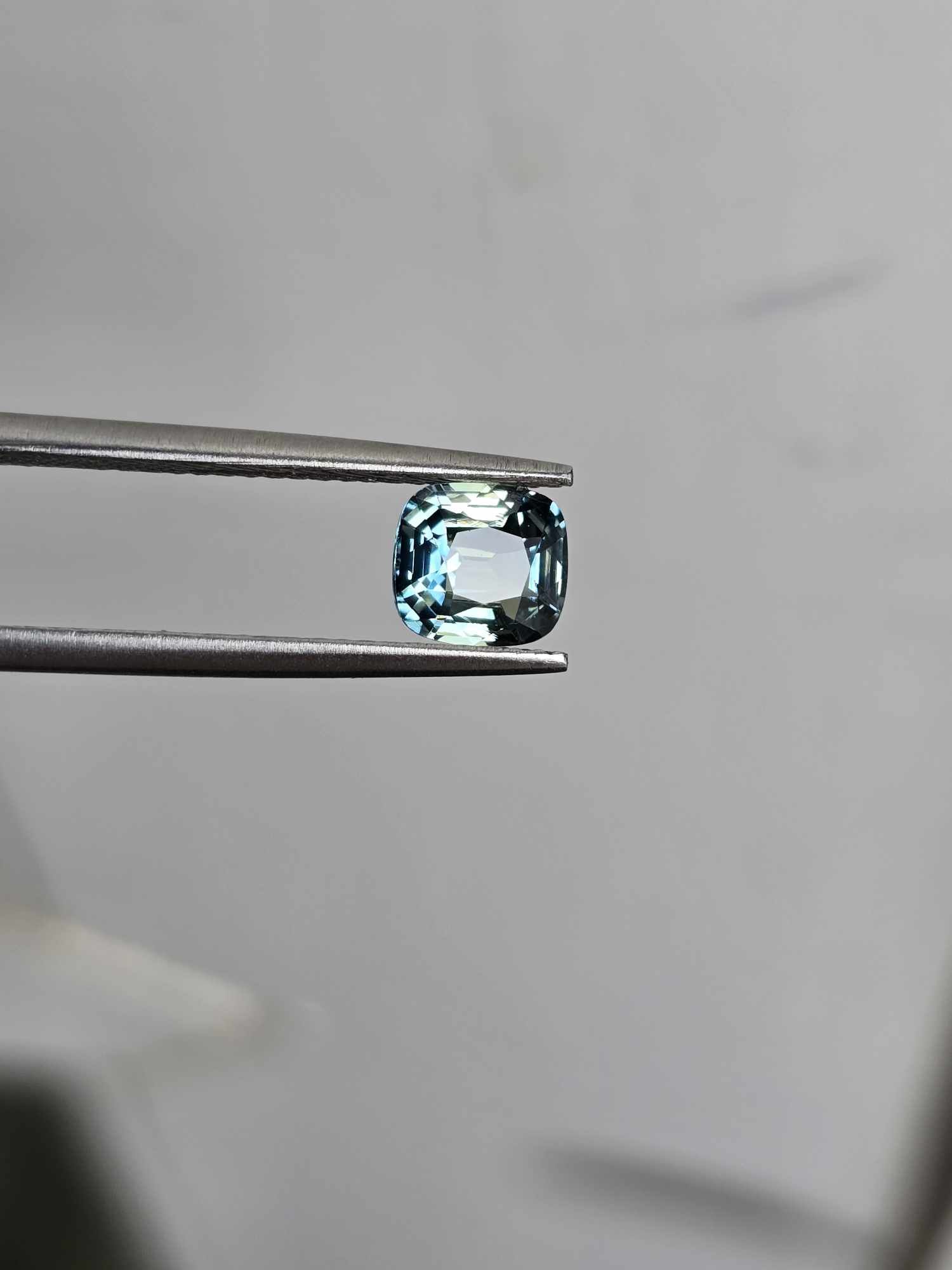 5.46x5.44x3.29mm Sri-Lankan bicolour blue/yellow sapphire facet