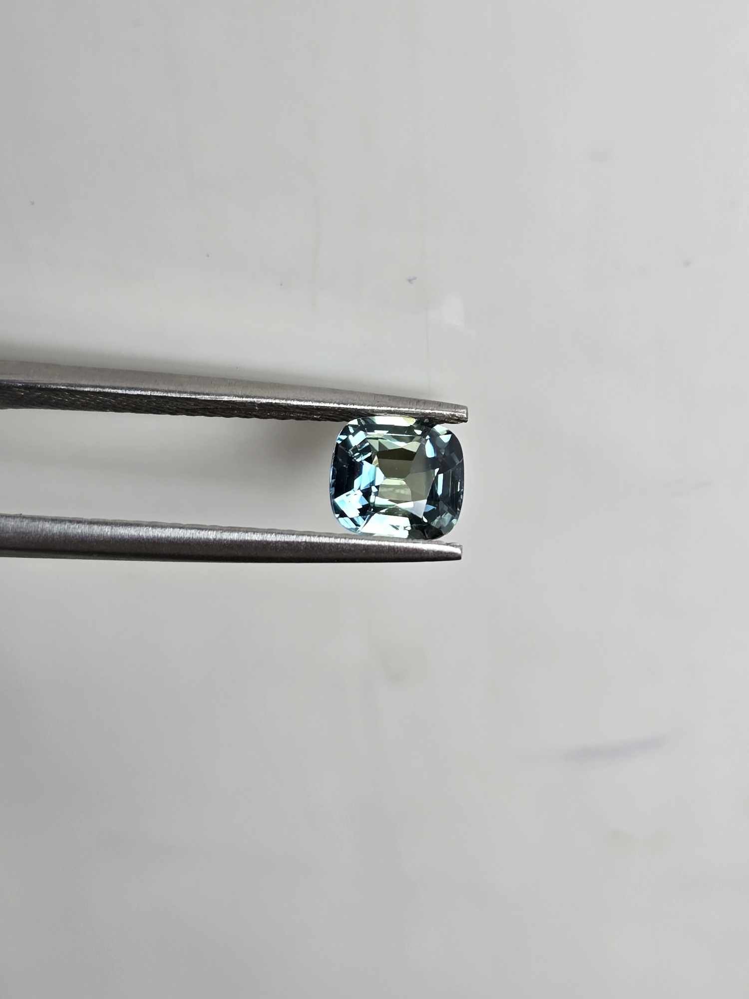 5.46x5.44x3.29mm Sri-Lankan bicolour blue/yellow sapphire facet - Image 2