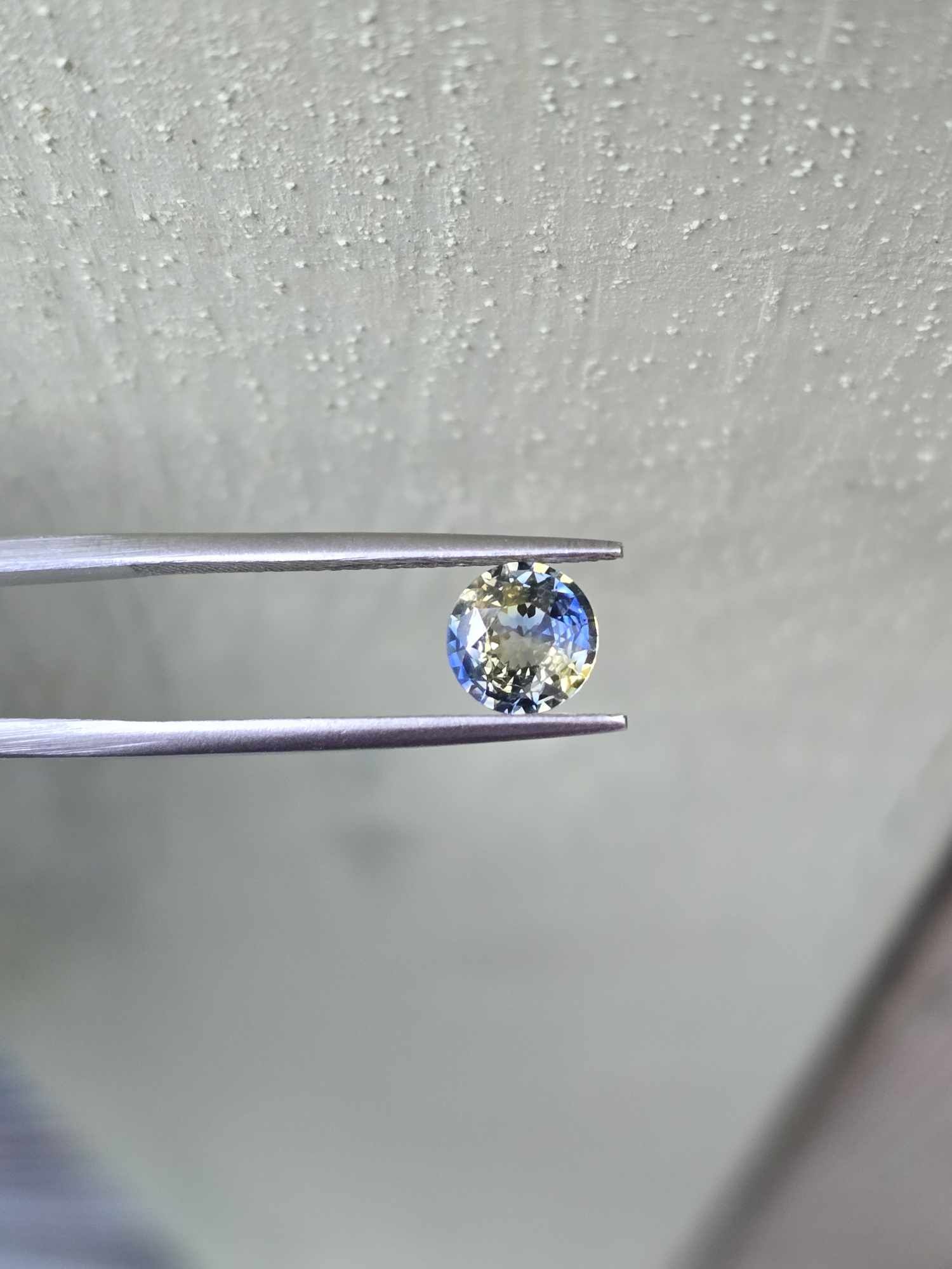 6.36x3.14mm Sri-Lankan round bi-colour sapphire facet
