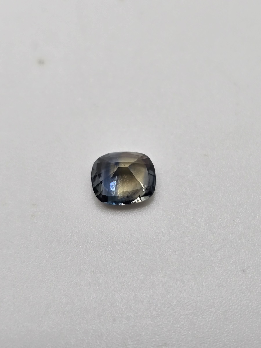 6.90x6.30x3.81mm cushion-cut, bi-colour sapphire facet - Image 2