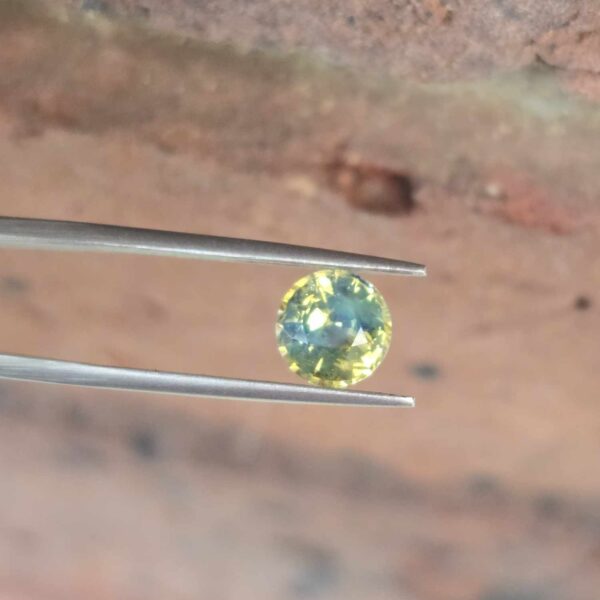 7.40mm Sri Lankan Round Bi-Colour Sapphire Facet for Custom Jewellery