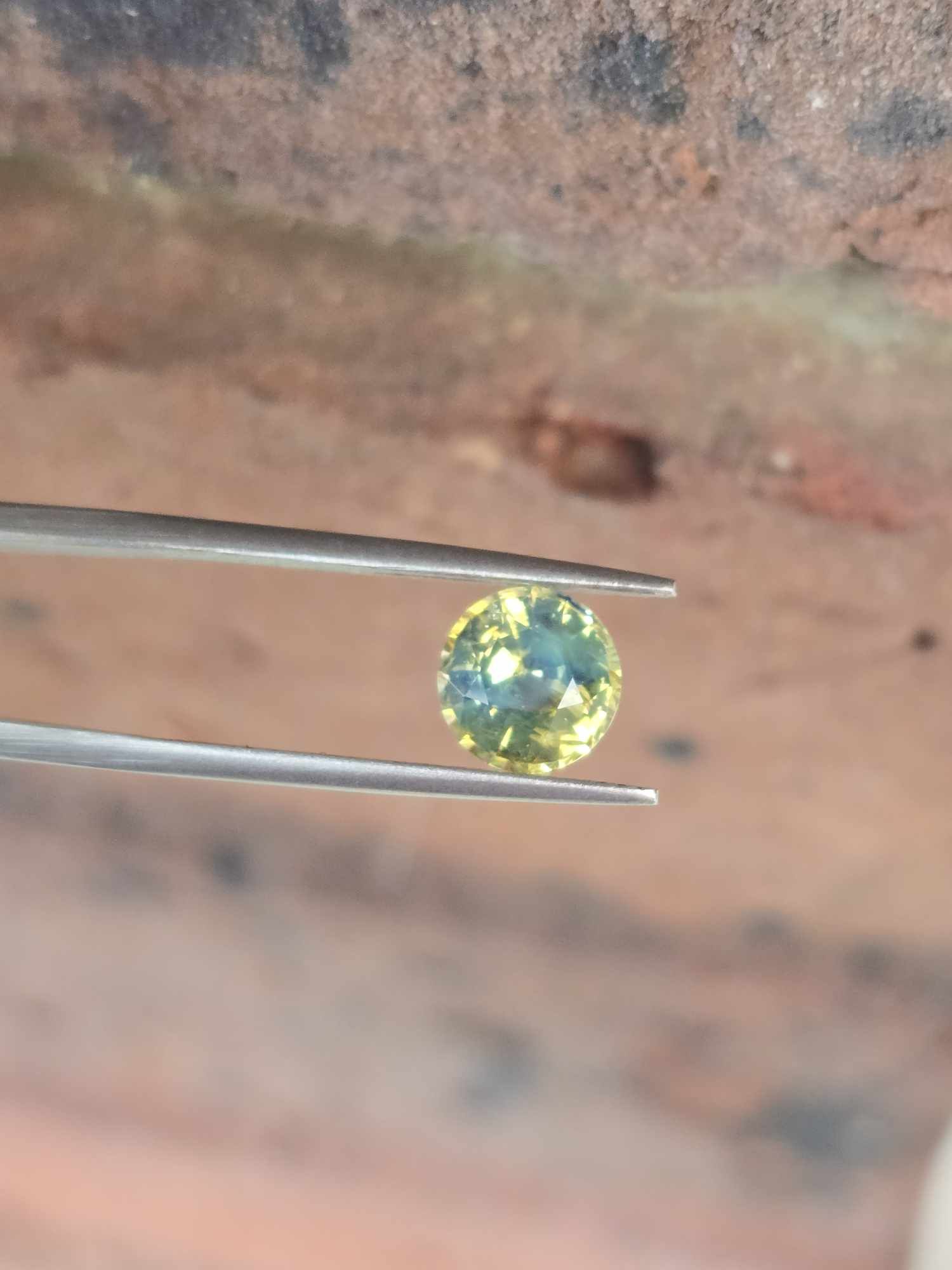 7.40mm Sri Lankan Round Bi-Colour Sapphire Facet for Custom Jewellery