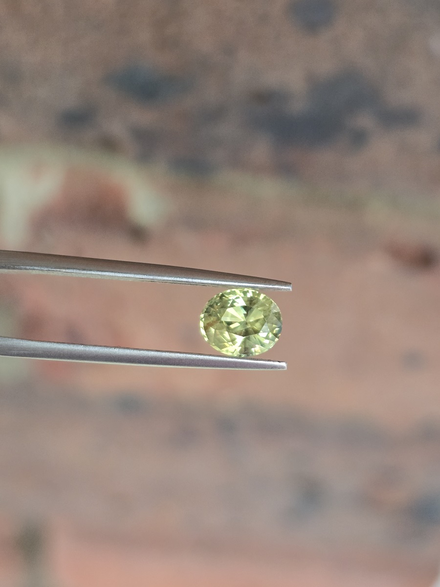 6.63x5.47x4.06mm oval yellow/green sapphire facet