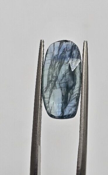15.9x7.8mm rose-cut bicolour kyanite cabochon