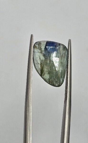 14.5x10.7mm rose-cut bicolour kyanite cabochon
