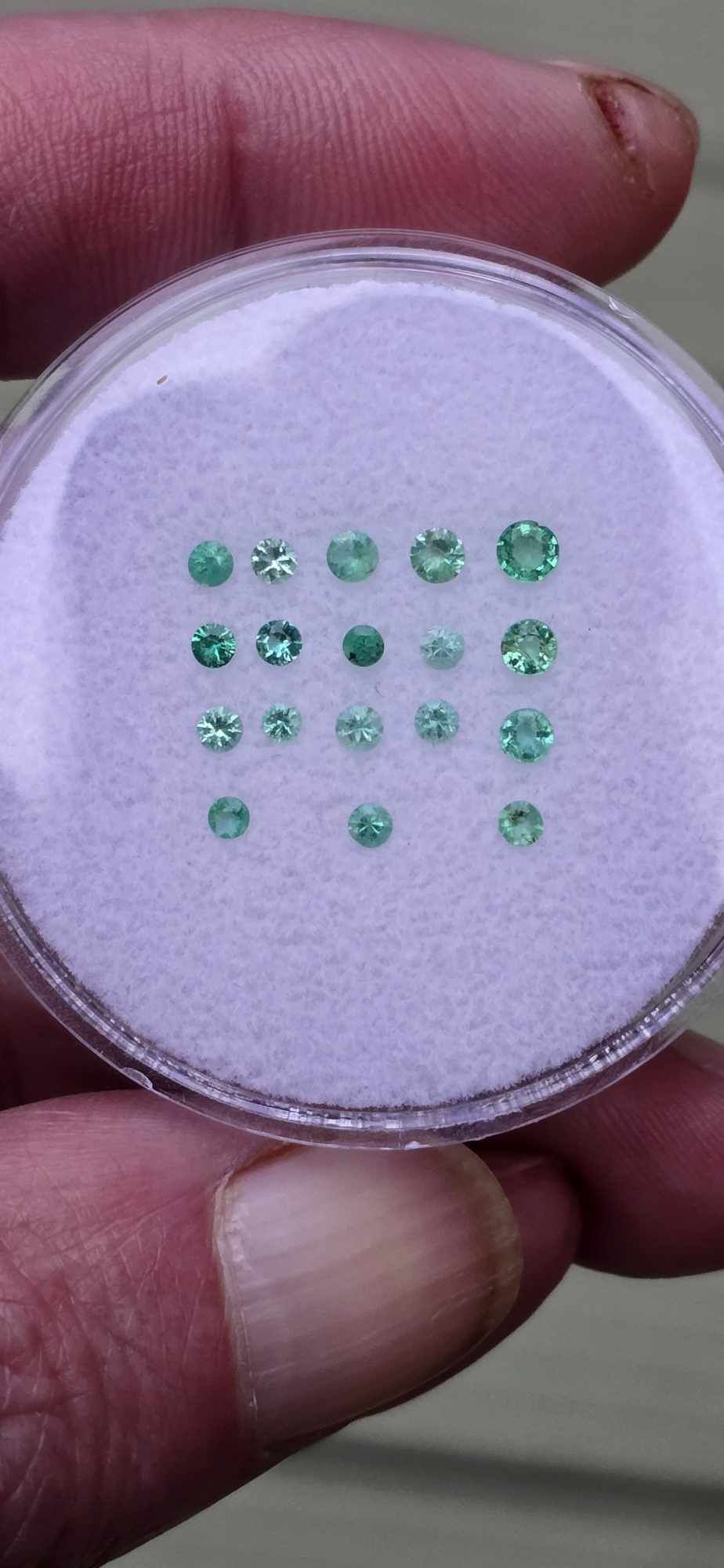1ct parcel of 2.00-3.15mm round-cut Brazilian emerald facets