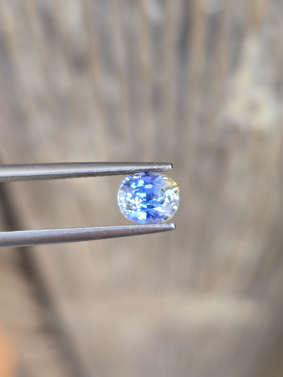 6.90x6.30x3.81mm oval-cut, bi-colour sapphire facet