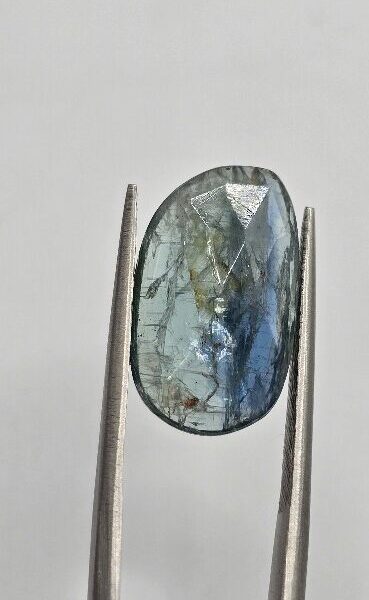 18.5x11.1mm rose-cut bicolour kyanite cabochon