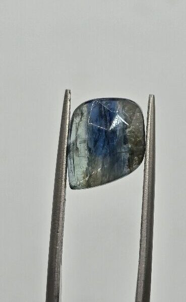 10.4x9.2mm rose-cut bicolour kyanite cabochon