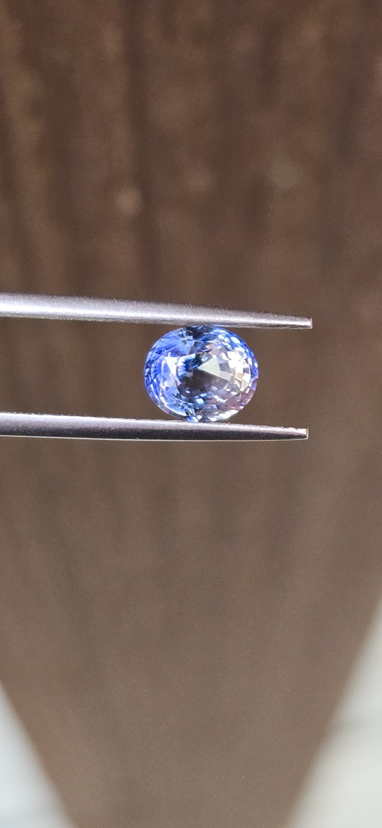 6.84x5.84x4.86mm oval bicolour pharaoh's eye sapphire facet