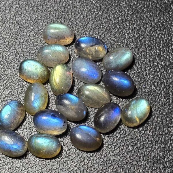 Single 7x5mm oval labradorite cabochon