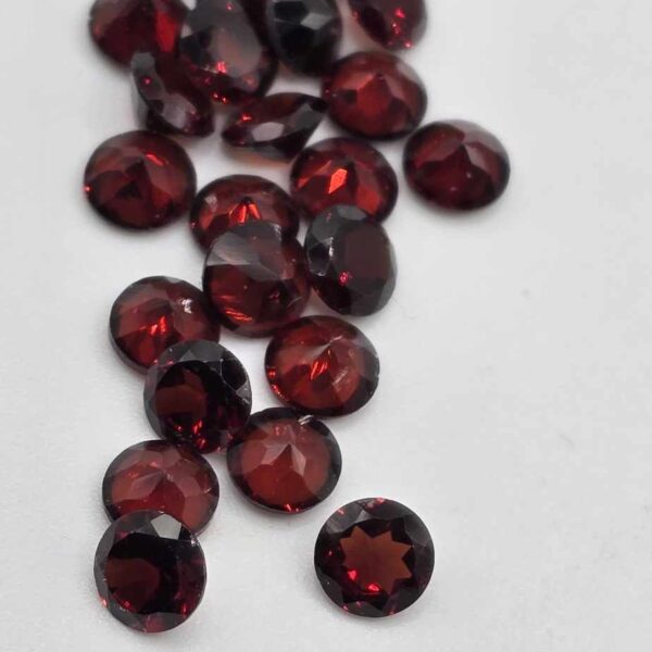 5mm round-cut, almondine garnet Facet