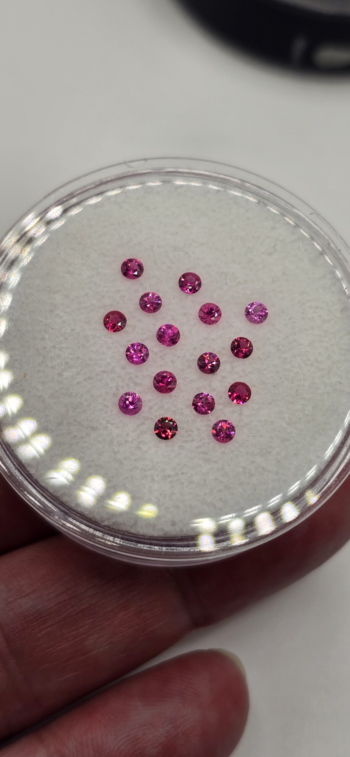 1ct parcel of 2.5mm electric pink spinel facets