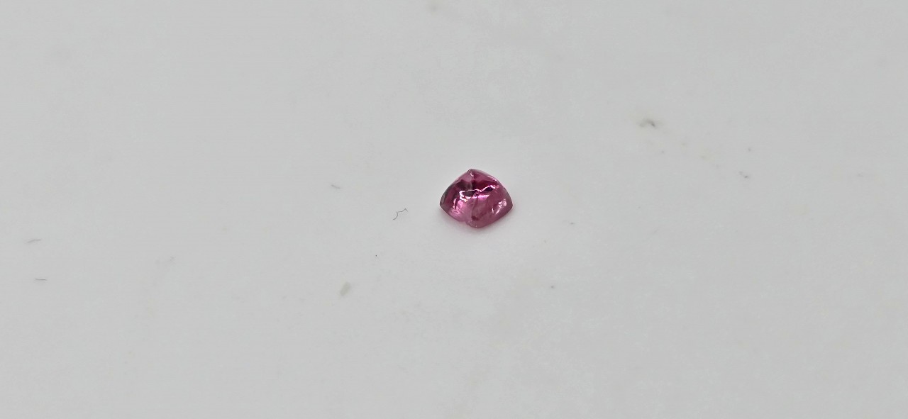 3.04x2.92x2.51mm spinel sugarloaf-cut cabochon