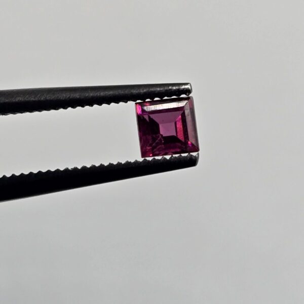 2.0mm square/princess rhodolite garnet facet