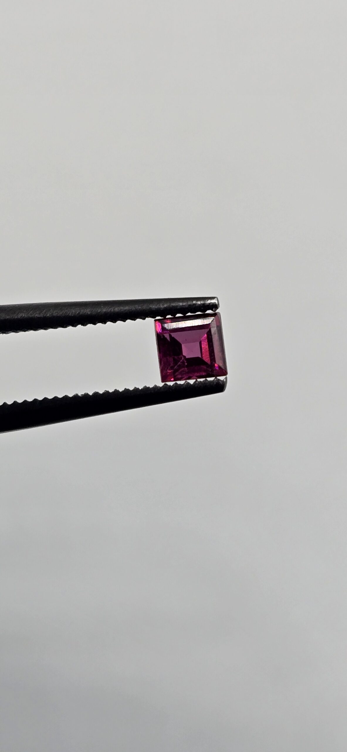 2.5mm square/princess rhodolite garnet facet
