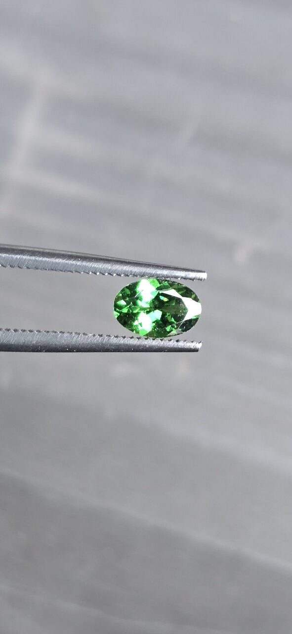 6.12x4.13x2.82mm oval Tsavorite Garnet Facet
