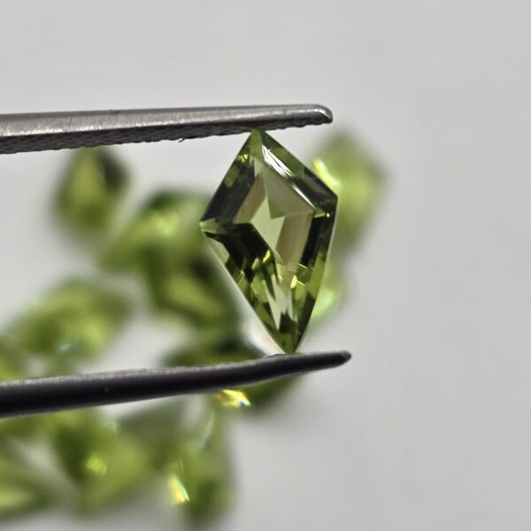 10x6mm kite-cut, Peridot Facet