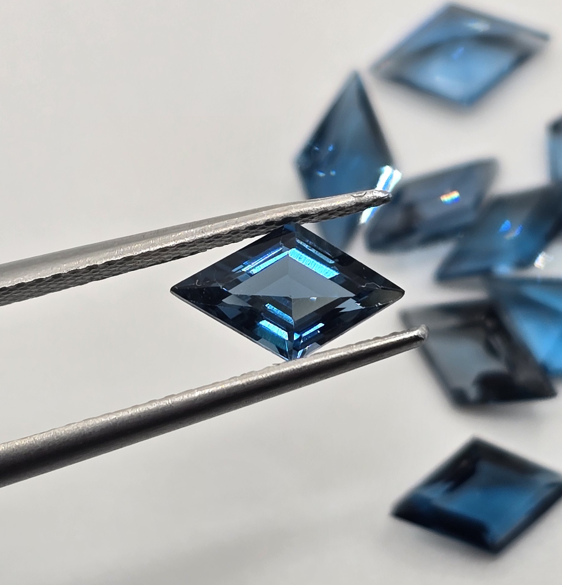 10x6mm rhombus-cut, London blue faceted topaz