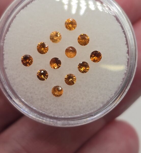 1ct parcel of 2.5mm round Mandarin garnet facets