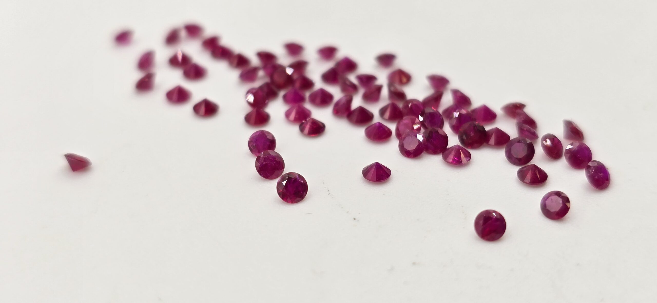2.5mm round diamond cut mozambique ruby facet