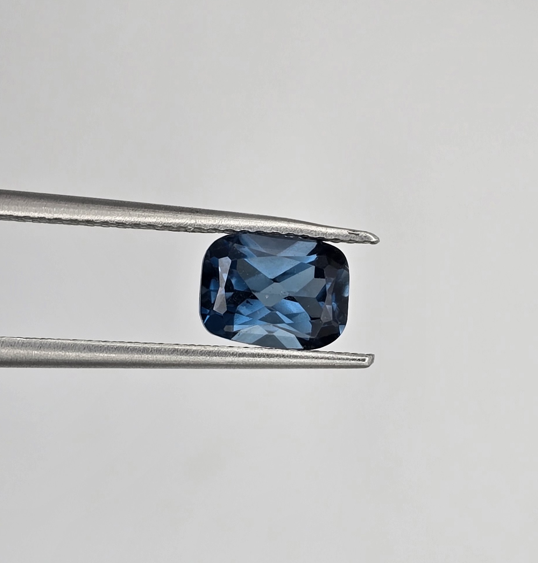 7.78x5.82x4.16mm cushion London-blue topaz facet
