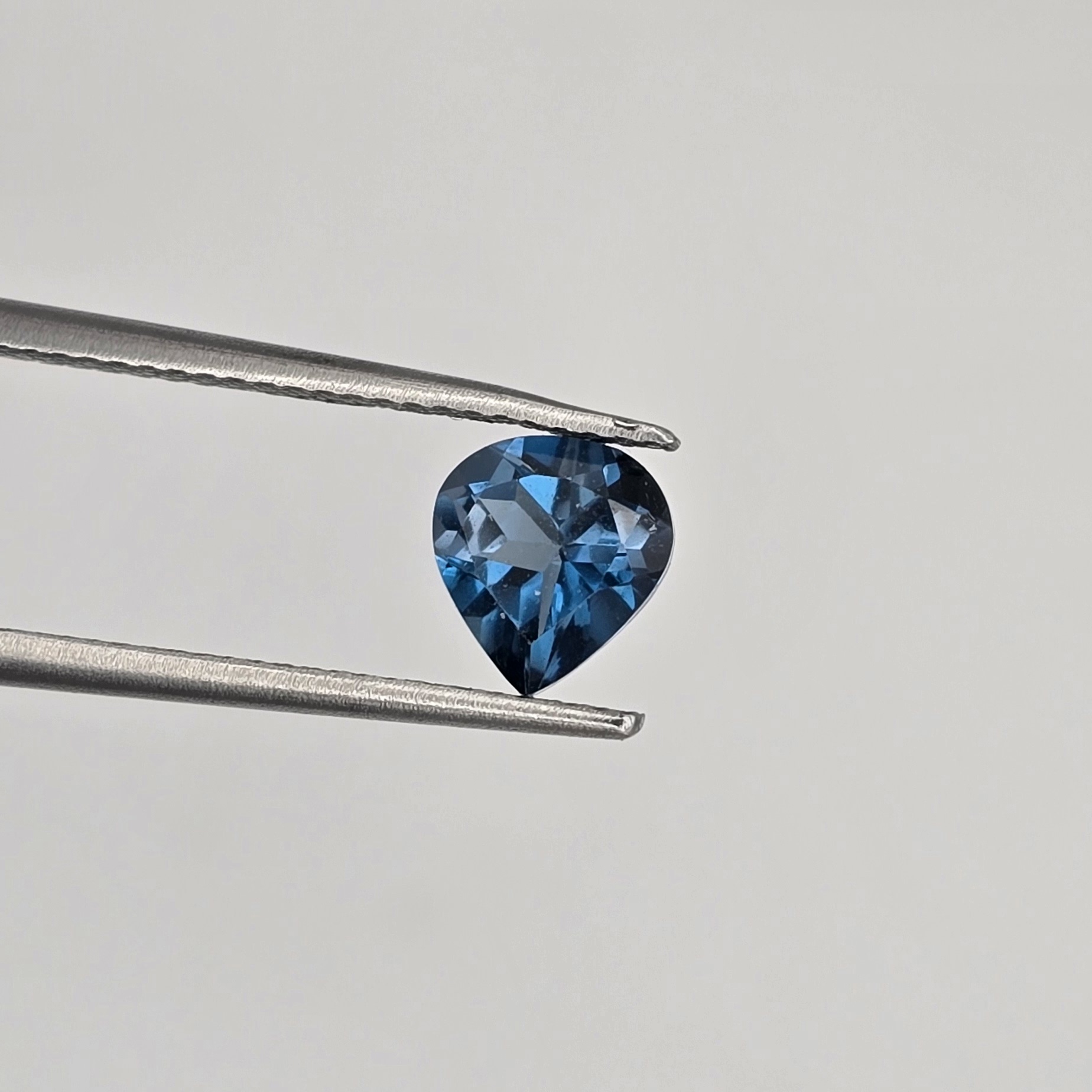 6.95x6.41x4.10mm pear London-blue topaz facet