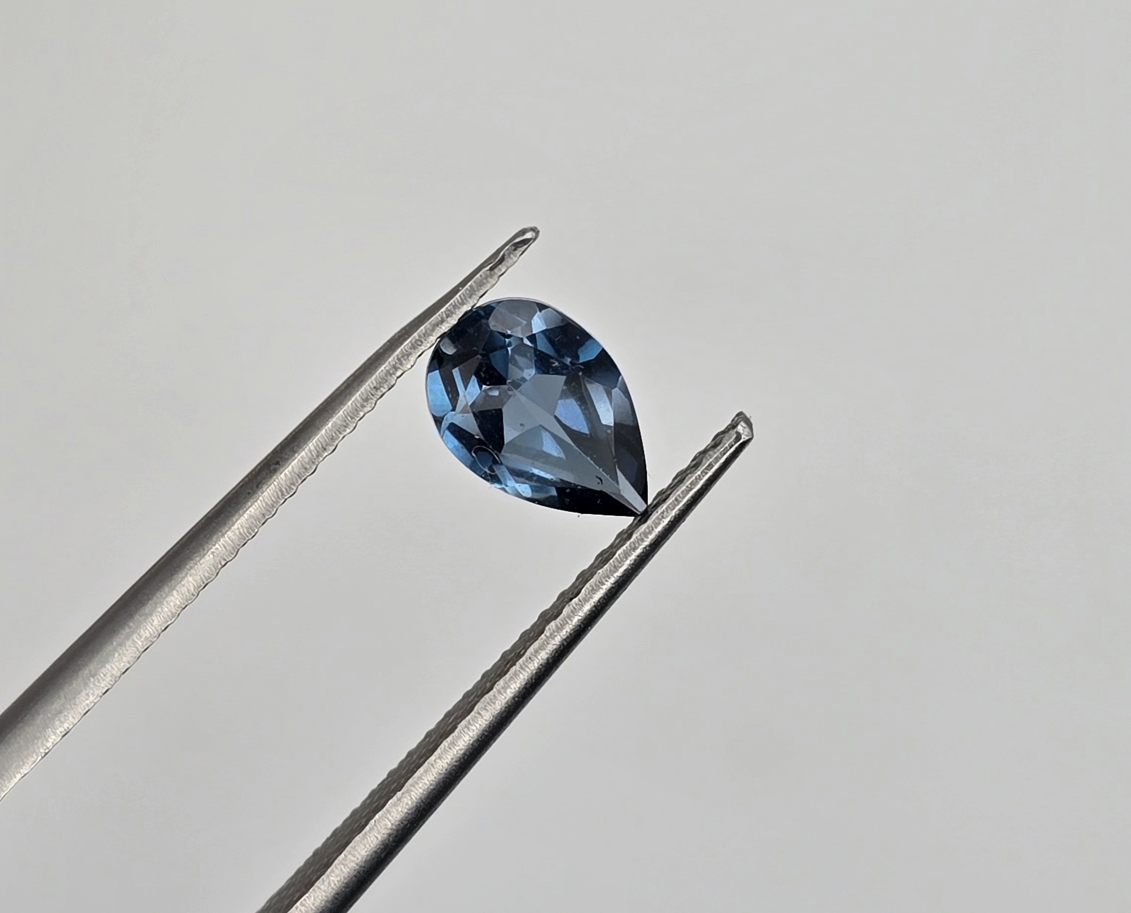 7.54x5.07x3.11mm pear London-blue topaz facet