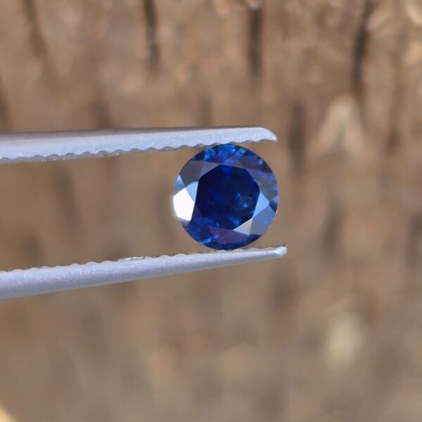 5.24x5.16x3.31mm natural round Australian deep blue sapphire facet